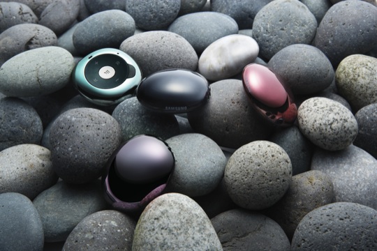 pebbles_group ภาพจาก http://gadgets.boingboing.net/2008/04/24/samsungs-pebble-mp3.html
