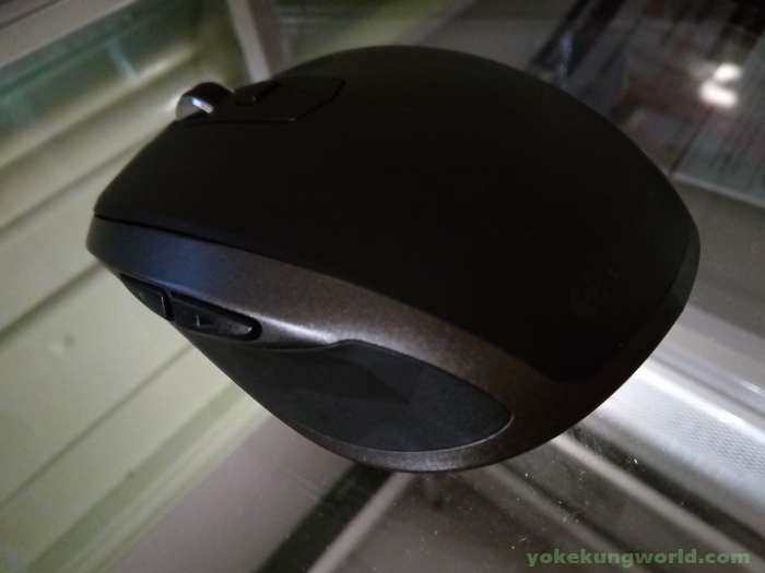 logitech-MX-ANYWHERE-2-on-glass-table