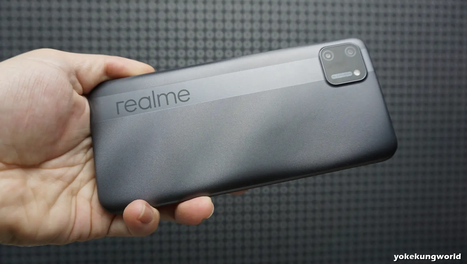 ด้านหลัง มือถือ realme C11 แบบด้าน ไม่ใช่แบบเงาสะท้อน ไม่เป็นรอยนิ้วมือ และไม่เป็นรอยขีดข่วน
