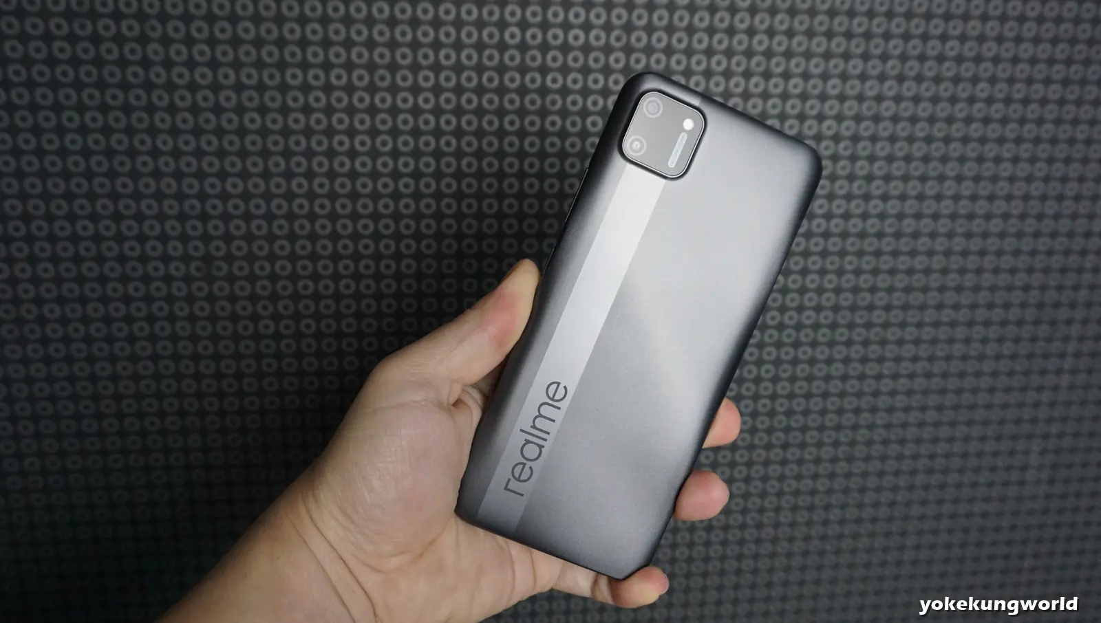 รูปด้านหลังเครื่อง realme C11 เห็นกล้องหลัง 2 ตัว + ไฟแฟลช วางบนกรอบสี่เหลี่ยมจตุรัส