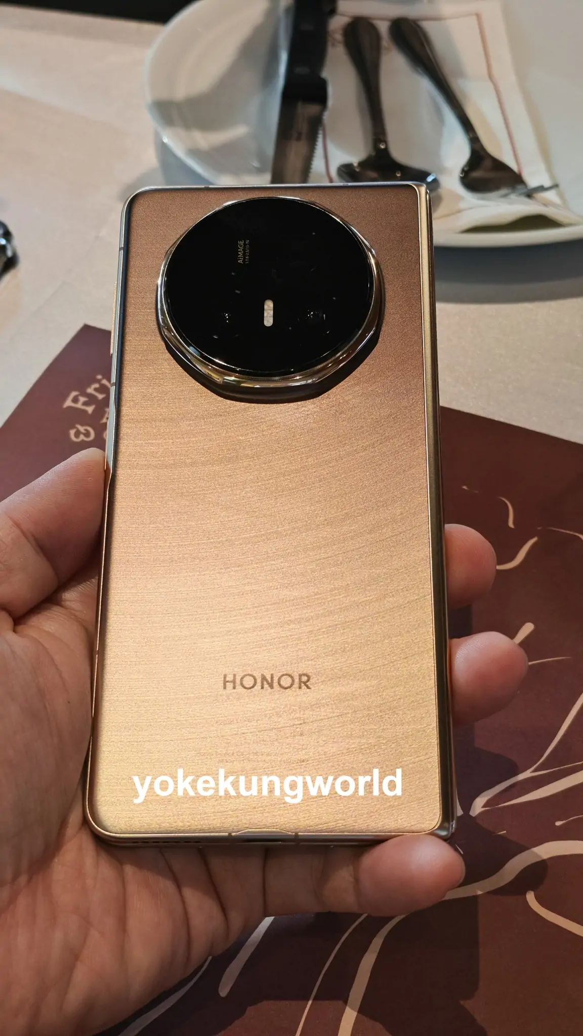 HONOR Magic V5