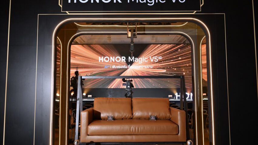 HONOR Magic V5 ยกโซฟา