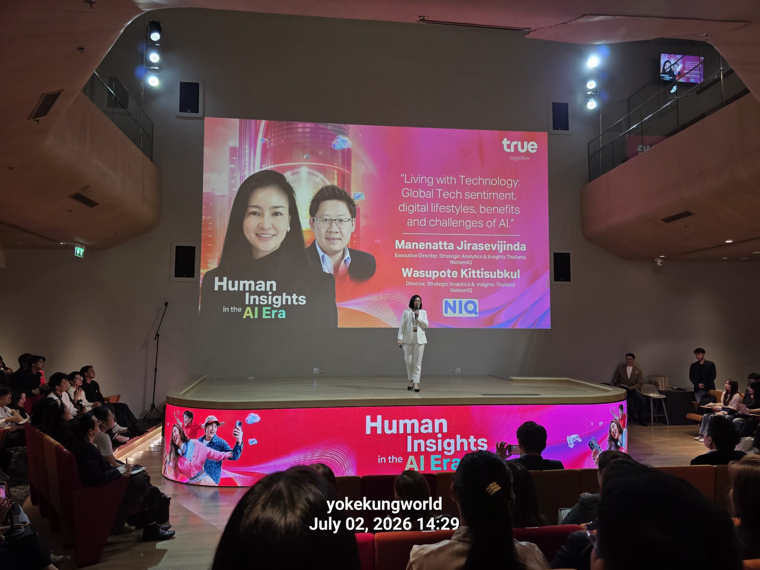 คุณมณีณัฐฐา จิระเสวีจินดา ผู้อำนวยการอาวุโส ฝ่ายวิเคราะห์เชิงกลยุทธ์และข้อมูลเชิงลึก และ คุณวสุพจน์ กิตติทรัพย์กุล ผู้อำนวยการ ฝ่ายวิเคราะห์เชิงกลยุทธ์และข้อมูลเชิงลึก