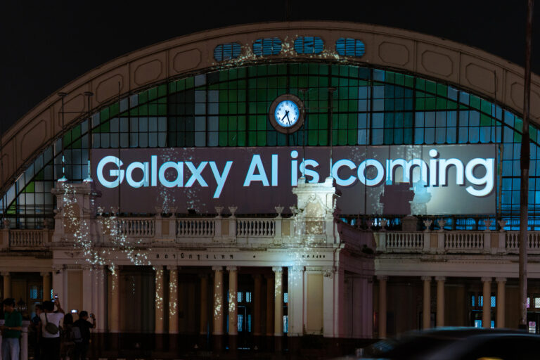 ซัมซุงพาทุกคนย้อนไปดูมือถือฮิตยุคต่างๆ ผ่าน Video Mapping แสงสีเสียง ณ สถานีรถไฟหัวลำโพง