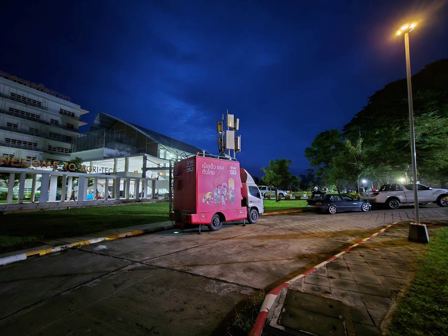 True Corporation Rapidly Deploys COW and Temp-Site to Strengthen Mobile Signals at Evacuation Centers in Northeastern and Eastern Thailand