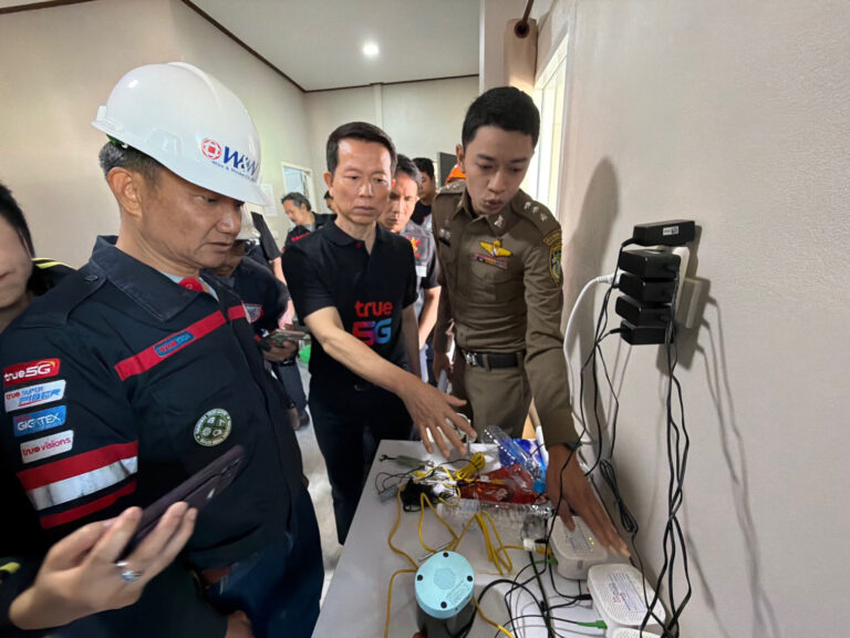 ทรูร่วมกับตำรวจ บก.ปอท. และ กสทช. บุกตรวจอาคารต้องสงสัย อ.แม่สาย ตัดอุปกรณ์ส่งเน็ตข้ามแดน เร่งขยายผลเครือข่ายปราบมิจฉาชีพเพื่อความปลอดภัยไซเบอร์ของคนไทย